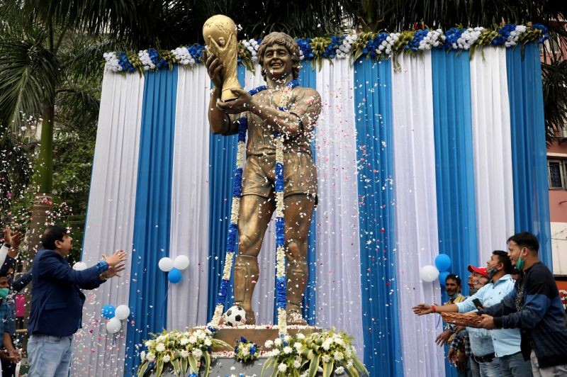 People shower petals on a statue of Argentine soccer great Diego Maradona during a prayer meeting to pay tribute to Maradona, in Kolkata, India, November 26, 2020. REUTERS/Rupak De Chowdhuri